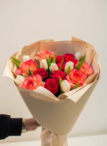 Букет «Тюльпаны в розах» от интернет-магазина цветов в 