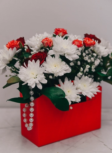 Композиция «Классика в сумке» от интернет-магазина цветов в 