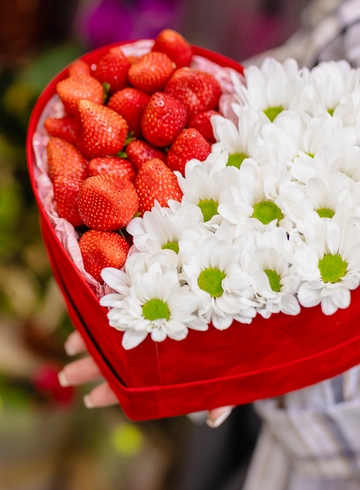 Композиция &laquo;Клубничное сердце&raquo; от интернет-магазина цветов в 