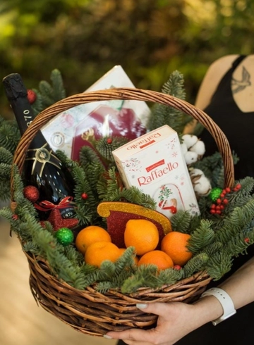  Корзина «Новогодний презент»  от интернет-магазина цветов в 