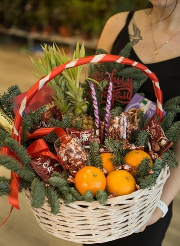 Композиция &laquo;Зимний подарок&raquo; от интернет-магазина цветов в 