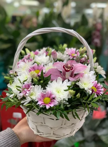 Корзина «Приятный  подарок» от интернет-магазина цветов в 