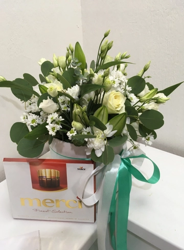 Шляпная коробка  «Сладкоежка» от интернет-магазина цветов в 