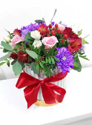 Шляпная кробка «Цветущий луг» от интернет-магазина цветов в 