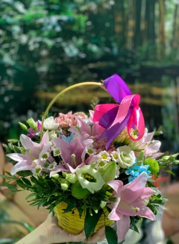 Корзинка «Краски лета» от интернет-магазина цветов в 