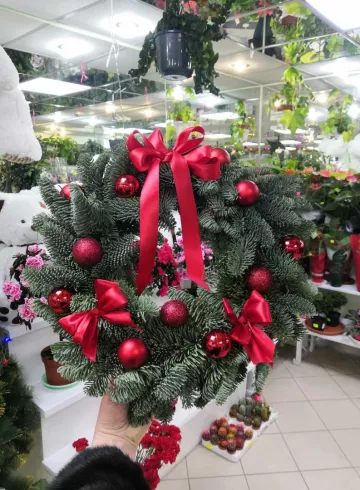 Композиция «Новогодний сюрприз» от интернет-магазина цветов в 