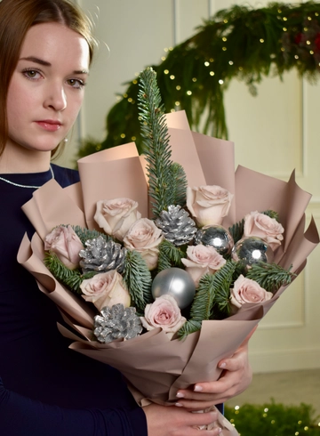Букет &laquo;Новогодний презент&raquo; от интернет-магазина цветов в 