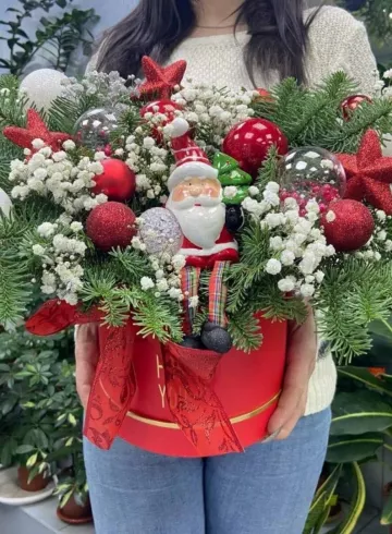 Шляпная коробка &laquo;Новый год&raquo; от интернет-магазина цветов в 