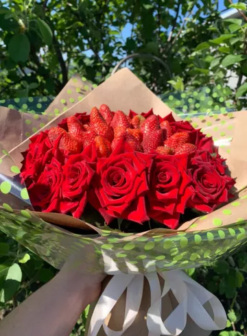 Букет с клубникой 1 от интернет-магазина цветов в 