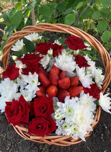 Корзина с клубникой 2 от интернет-магазина цветов в 