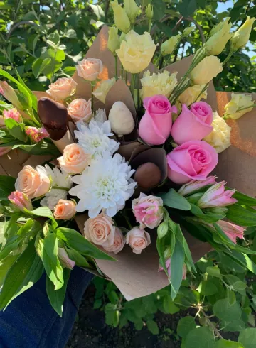 Букет с клубникой 3 от интернет-магазина цветов в 