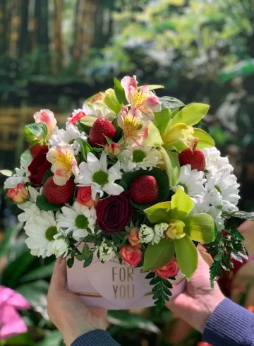 Коробка с клубникой 5 от интернет-магазина цветов в 