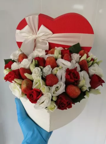 Коробочка с клубникой 6 от интернет-магазина цветов в 