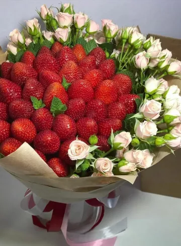 Букет с клубникой 9 от интернет-магазина цветов в 