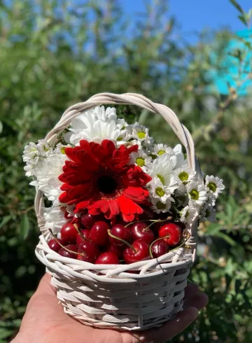 Корзинка с черешней 1 от интернет-магазина цветов в 