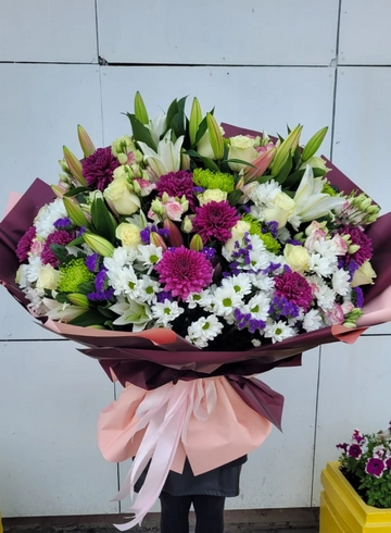 Букет «Огромный сюрприз»  от интернет-магазина цветов в 